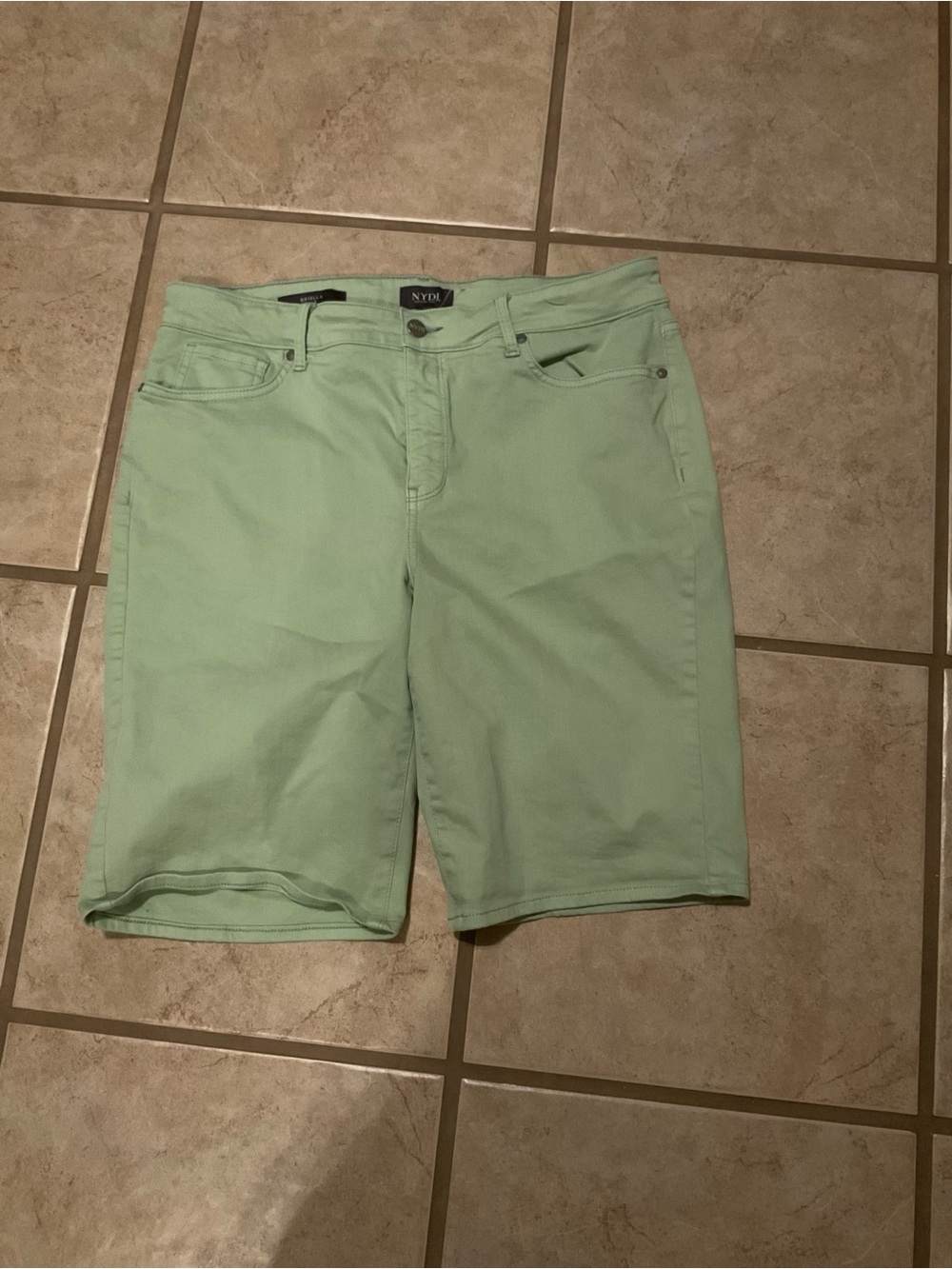 Women’s NYDJ Briella Sage Green Bermuda Shorts Size 12 Lift Tuck Technology